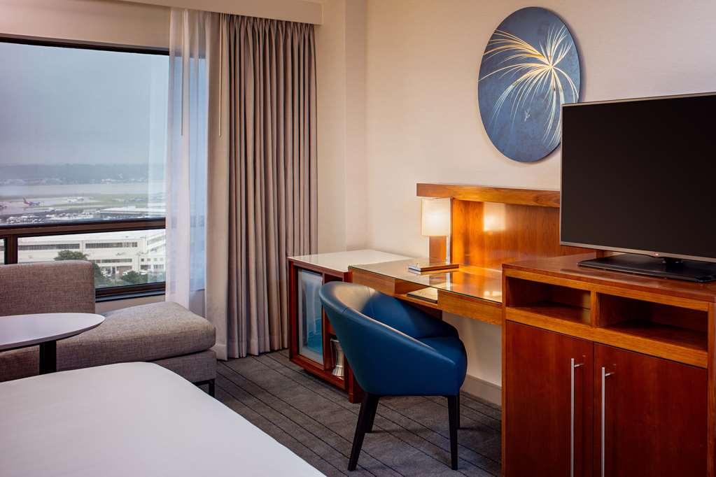 Hyatt Regency Crystal City At Reagan National Airport Arlington Room photo